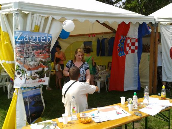 Veseli Dan djece posjetio je i predsjednik parlamenta László Kövér koji je kao predsjednik Međunarodne službe za spašavanje djece sudjelovao na događaju.