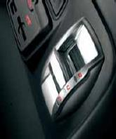 háttérvilágítással 041 Elektromosan állítható és fűthető külső visszapillantó tükrök 4XB Légzsákfelirat 195 Osztott hátsó ülések 505