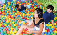 Sfânta Elisabeta și-au dat întâlnire în parcarea Hipermarketului Auchan City Tîrgu-Mureș, unde animatorii de la Junior Party Club au avut grijă să le rețină