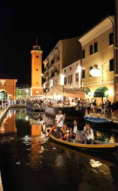 Water en bruggen Comacchio is gebouwd op eilanden die met elkaar verbonden zijn door uit baksteen opgetrokken bruggen.