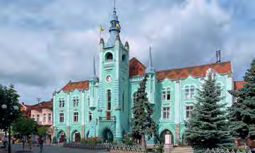 Délután érkezés Beregszászra, ahol városnéző sétánk alatt megtekinthetjük a Bethlen kastélyt, a volt megyeházát, az egykori kaszinó épületét és a Törvényszéki palotaépületét.
