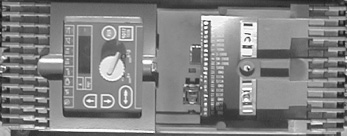 X2: U (4) / V (5) / W (6) motorcsatlakozók 6. X3: fékellenállás R+ (8) / R- (9) és PE csatlakozói 7. kezelőpanel 8. S11 DIP kapcsoló a feszültségjel ill.