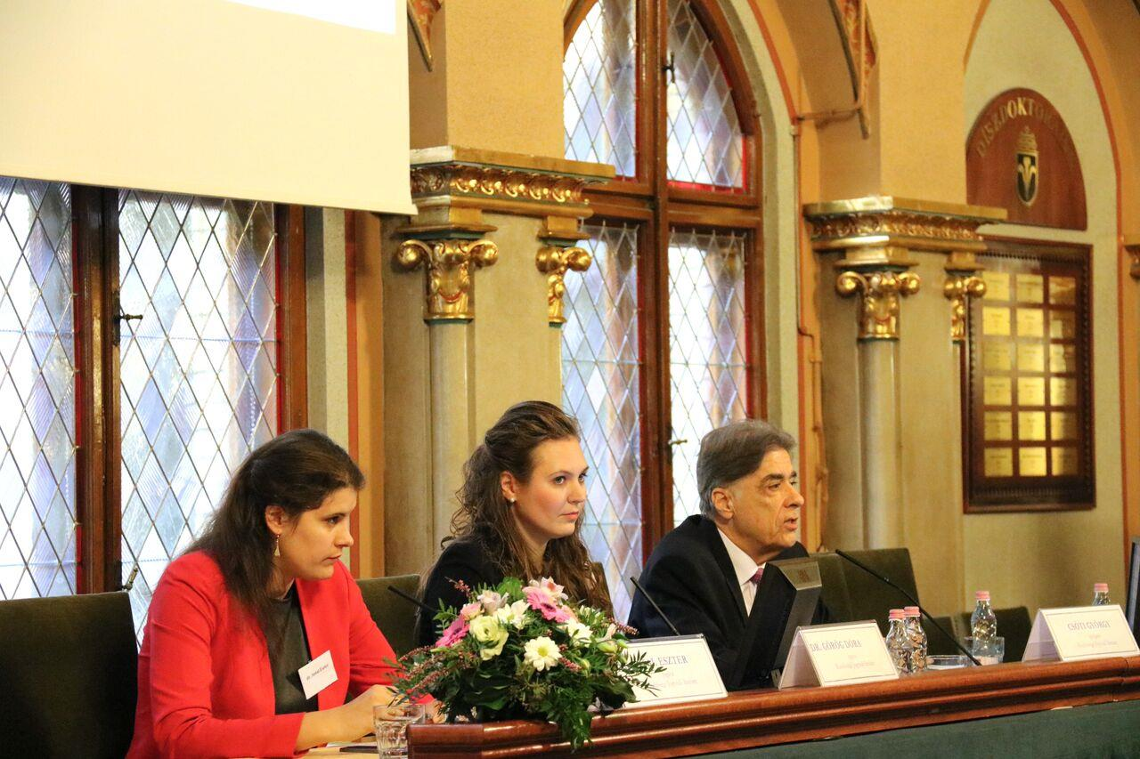 valamint erdélyi meghatározó magyar politikusok elleni politikailag motiváltnak tűnő peres eljárásokat emelte ki. Ezután került sor a Kisebbségi Jogvédő Intézet 2016.