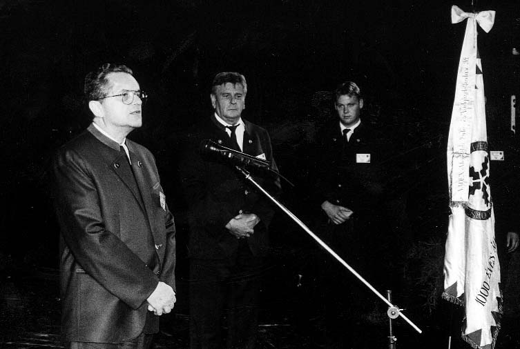 Elismerô Oklevelet adományoz: Antal Jánosnak (Veszprémi FVM csoport tagja), Bakonyi Lajosnak (Keszthelyi Hely Csoport), Barthos Tibornak (Kaposvári Helyi Csoport), Fröhlich Andrásnak (Oktatási