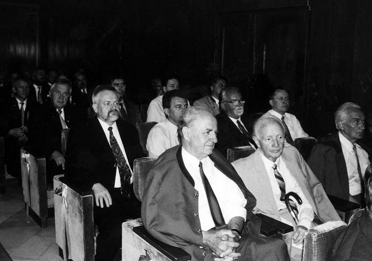 Harmincéves a Zalaerdô Imponáló kötetet jelentetett meg a Zalaerdô Rt. a jubileum alkalmából. A harmincéves jubileumi ünnepségre gyülekezôk kapták kézhez ezt a nem mindennapi kötetet.
