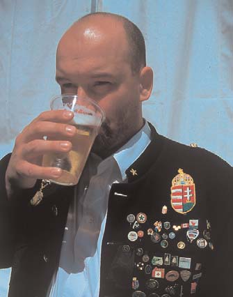szakmáink helyzetérôl vagy éppen a fúvósok mûsorát élvezhetjük. Nem volt még ilyen nagy közös ünnepünk. Mi tart vajon bennünket össze? Miért keressük egymás társaságát?