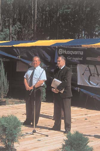 Erdôgazda-napok, Monor, 2000 Valami történt Monoron. A rendezvényen résztvevô kiállítókat és a mûsorok résztvevôit a tavalyihoz képest egészen új látvány fogadta.