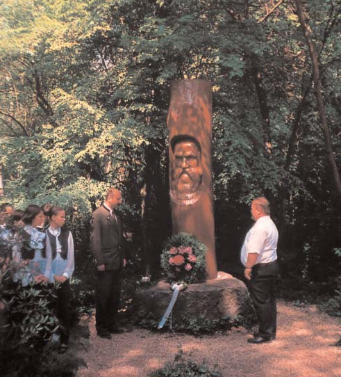 Jeli Napok 2000 A Szombathelyi Erdészeti Rt. az idén a megszokottnál korábban, május 12-én tartotta a Jeli Napokat.
