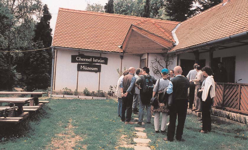 A hallgatói kör az Országos Erdészeti Egyesület Erdészeti Erdei Iskolák Szakosztályának tagjaiból verbuválódott, míg oktatónk immár ötödször Roland Migende erdôtanácsos úr volt a Deutsche Waldjugend