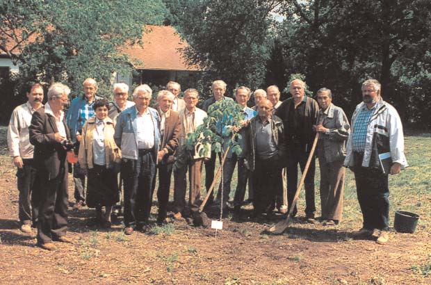 Szeniorok Tanácsa a Szikkísérleti Állomáson ASzeniorok Tanácsa (SzT) 2000. május 3-án dr. Führer Ernô ERTI fôigazgató meghívására felkereste a Püspökladányi Szikkísérleti Állomást.
