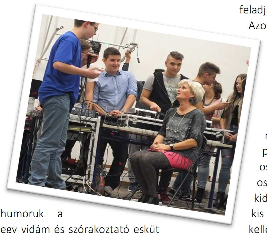 Minden osztálynak be kellett öltöztetnie egyik társukat gólyának, amelyért a játékok kezdete előtt pluszpont járt.