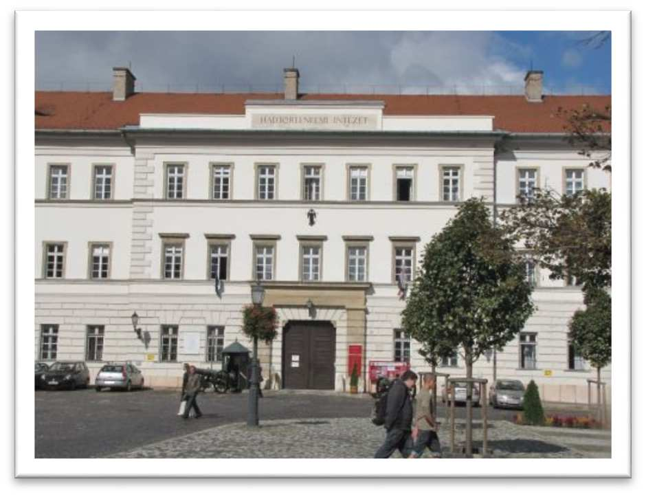 A Magyar Nemzeti Galériában őrzik a 100 centiméteres bronzszobrot is, amely Mátyás király fejét ábrázolja.