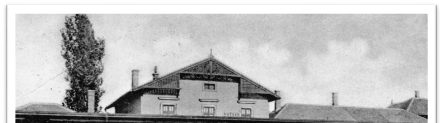 A lebombázott régi hatvani vasútállomás A halottak emlékét őrzi ez az 1984-ben leleplezett - mementó, melyre mi is elhelyezzük a
