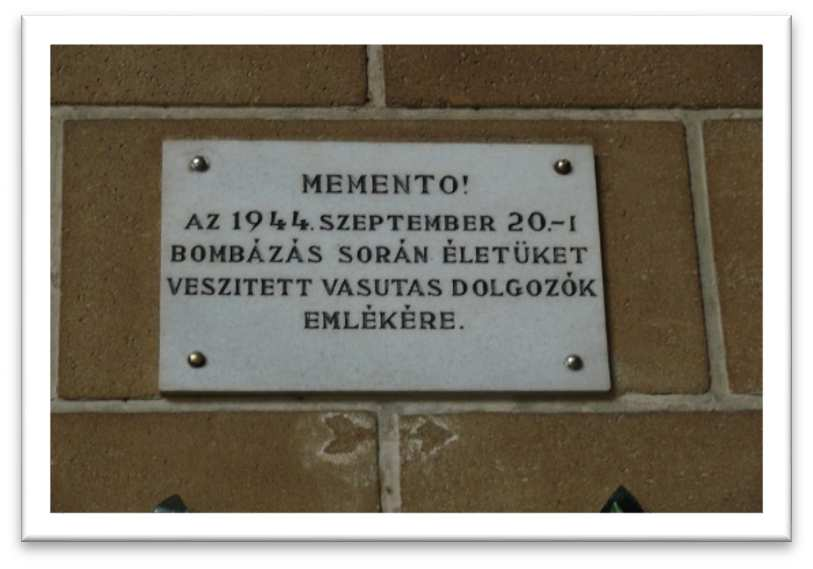Borbás Tibor Munkácsy-díjas szobrászművész Radnóti téri szobránál többek között a következő gondolatok hangzottak el: Tisztelt