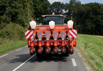 gondozásmentes műanyag görgőkkel vannak felfüggesztve és távolságuk több