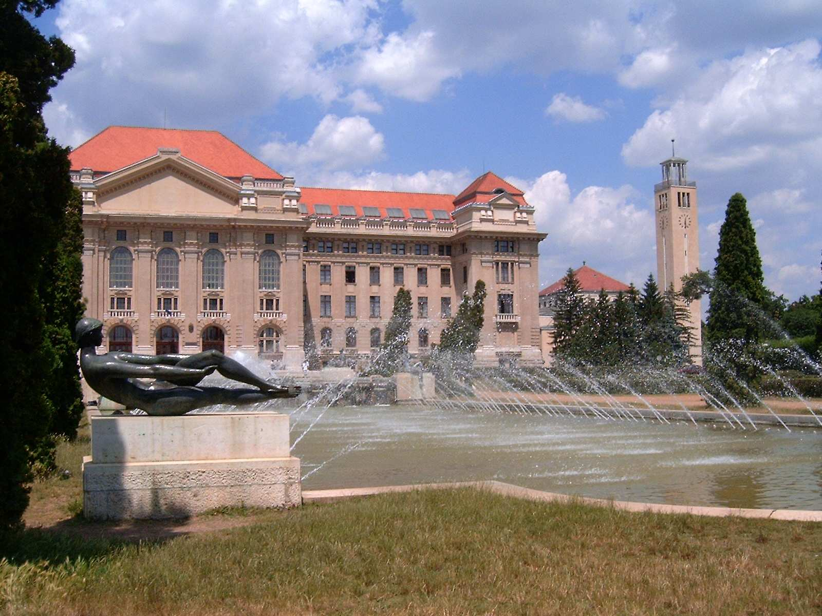 Nagyerdő) 5-8 EUR/m 2 /hó Idegen nyelvű iskolák: ben egy kétnyelvű