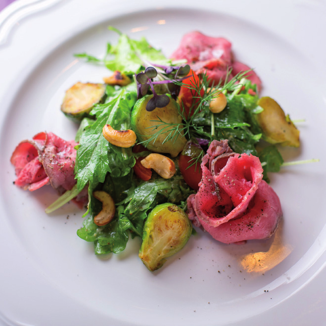 ELŐÉTELEK / STARTERS Lassan sült hátszín kesudiós kelbimbó salátával Slowly-baked sirloin sided by Brussels sprout salad
