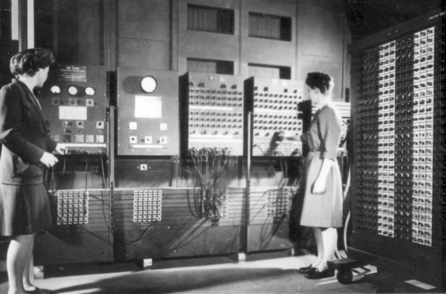 ENIAC AZ ELSŐ SZÁMÍTÓGÉPEK Csak a nyers hardver áll rendelkezésre.