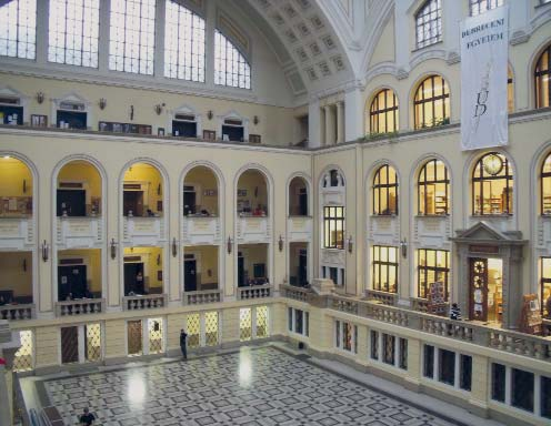 egyetemi oktatás A szakma műveléséhez szükséges jártasságot az egyetemi gyakorlatokon, illetve egyéb képző helyeken (gyógyszertár, gyógyszergyár) kell elsajátítaniuk a hallgatóknak.
