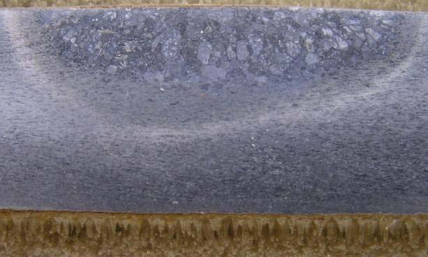 A B 44. ábra: 8,0 mm vastag X6Cr 17 (1.4016; 430) ferrites korrózióálló acél hernyóvarratának keresztmetszete; A.) TIG és B.