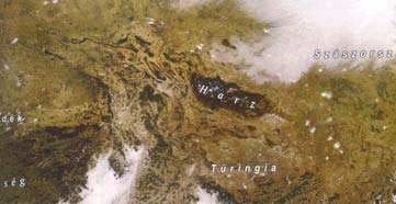 Csapadék általában nő, de eltolódva a szél irányában okai: turbulens feláramlás (hősziget( hősziget) többlet kondenzációs magvak Település A vizsgált Csapadékösszeg (mm)