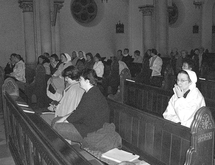 A dolgok, a fogyasztási cikkek önmagukban nem rosszak. Arra valók, hogy rendeltetésük szerint használjuk ıket. De vannak az emberi életben magasabb rendő (pl. kulturális) értékek is.