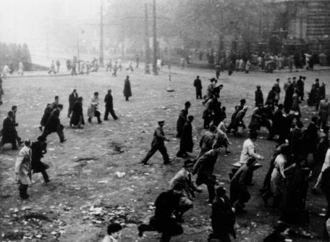 com/2016/10/25/1956-oktober-25-a-veres-csutortok/1656-okt-25-2/) 25-én komoly harcok voltak többek között az Illatos úton, ahol a szovjet rohamlövegekre tüzet