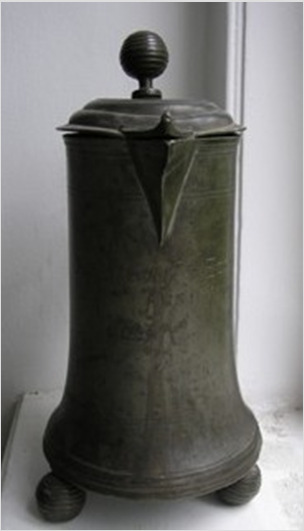 műtárgyegyüttes, Győr városjelével, 1741-es évszámmal,