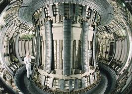 A hidrogén ütközési folyamatainak feltárása fontossá válik a fúziós reaktorok szempontjából 1 Hidrogén vagy deutérium atomokat injektálnak a plazmába 2 Ezek szennyező ionokkal ütközve