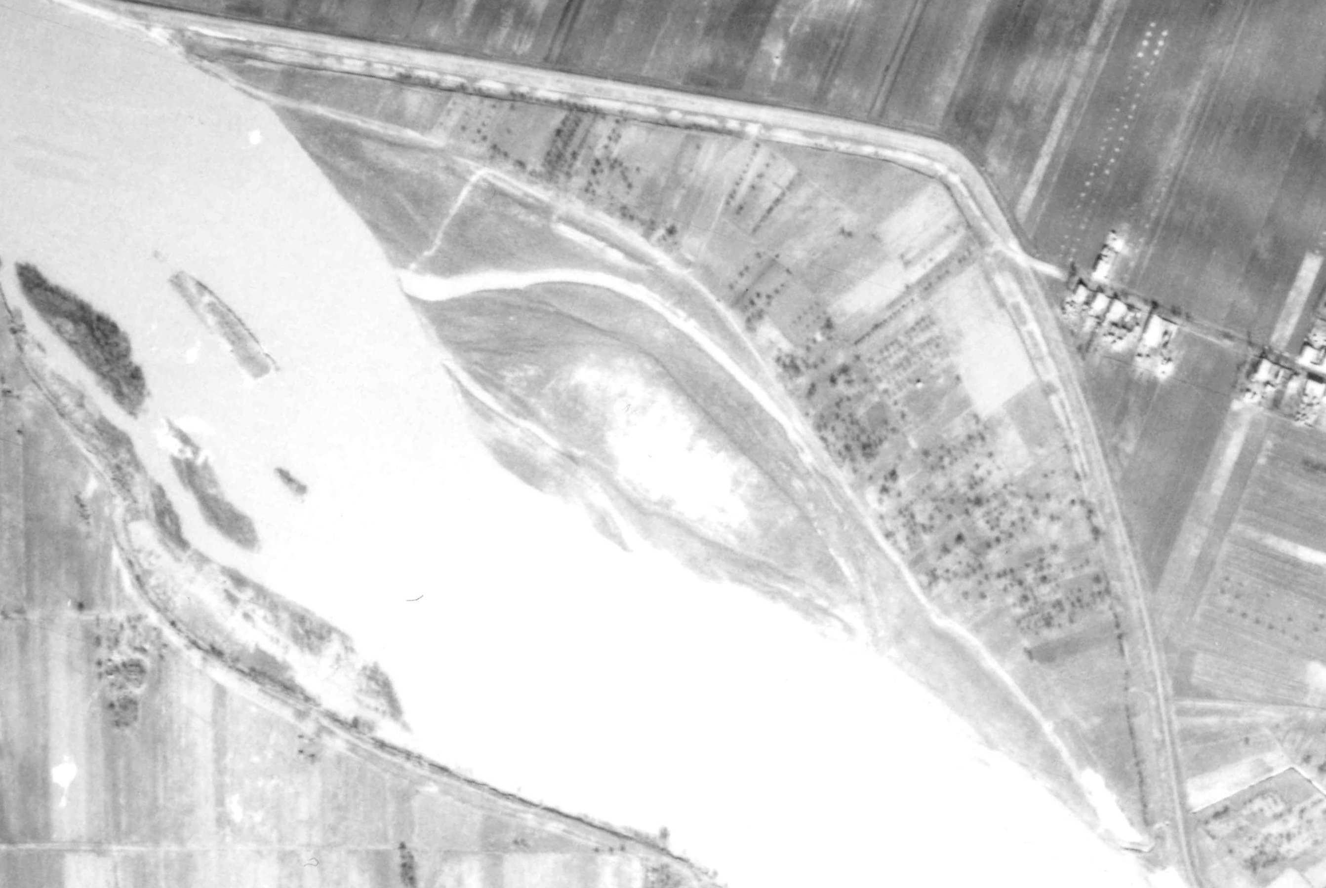 3.5. ábra: Az apátfalvi öblözet területe 1953-ban, a mai alacsony ártér még kopár zátonyfelszín volt a légi felvétel szerint 3.4.2.