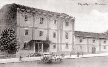 Vághosszúfalui Gyümölcsértékesítõ és Központi Szeszfõzõ Szövetkezet. 1920-ban alakult Pálinkafõzõ Szövetkezet néven. Elnöke és alapító tagja Molnár Vilmos földbirtokos volt.