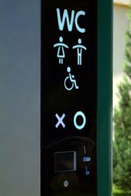 sapuna, uređaj za sušenje ruku na kapacitivno upravljanje - Inoks ogledalo - Dugme za ispiranje WC-a bezbedno od razaranja vandala - Pneumatski ili elektronički rezervoar za ispiranje - Uređaj za