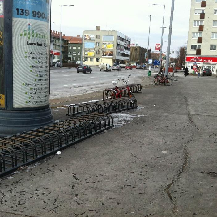 fénykép: A Műjégpályához, illetve Tófürdőhöz tartozó kerékpár parkoló A TOP-6.1.3-15-SH1-2016-00001 Szombathelyi Vásárcsarnok fejújítása c.