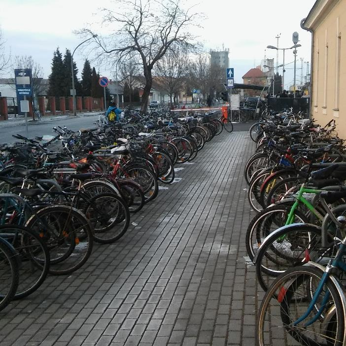 Szent Márton-templom előtti tér A Szent Márton templom, illetve temető előtti téren jelenleg összesen öt kerékpár parkoló-állás vehető igénybe.