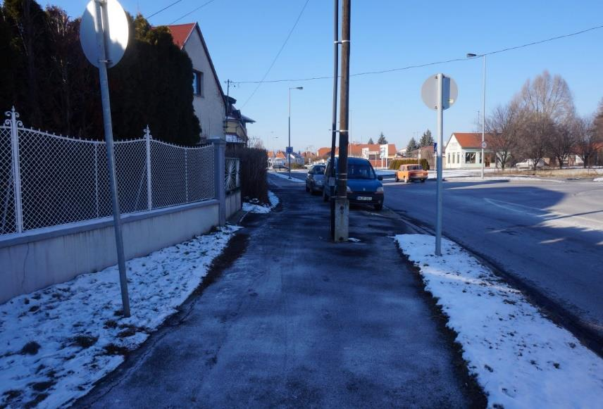 A létesítmény a lakóingatlanok környezetét elérve kiszélesedik és burkolati jellel elválasztott gyalog- és kerékpárútként van kijelölve a Szent Imre herceg utcáig.