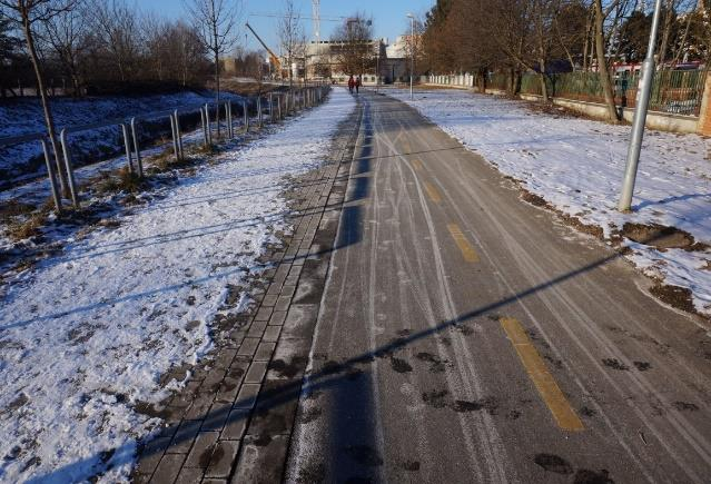 Perint-patak menti nyomvonal (Bem József utca és a Gagarin út között) Egyoldali, kétirányú, elválasztott gyalog- és kerékpárút lakott területen a Perint-patak É-i oldalán.