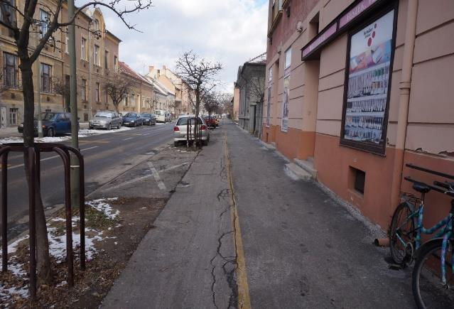 rendszerű, lakott területen vezet a Szent Márton utca mindkét oldalán. Az É-i oldalon egyirányú, burkolati jellel elválasztott gyalog- és kerékpárút található.