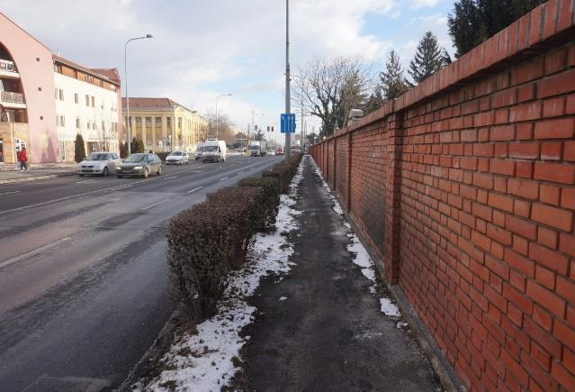 A gyalog- és kerékpárút átvezetésénél a jelzőlámpa jelzésképe nem megfelelő, mivel csak gyalogos jelző üzemel. Az egyirányú kerékpárút forgalomszabályozását külön jelzőlámpa végzi. 20. és 21.