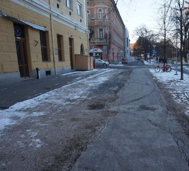 A Kisfaludy utcától a Szent Márton utcáig térkő, majd újfent aszfalt burkolatú. A nyomvonal külön szintben keresztezi a Thököly Imre utcát. 23.