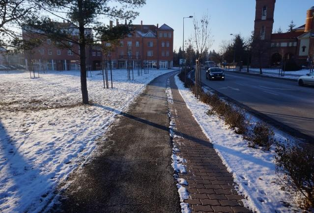 A kerékpáros haladósáv szélessége mindkét oldalon 1,00 m, burkolata térkő. A gyalogos felületek aszfalt burkolatúak.