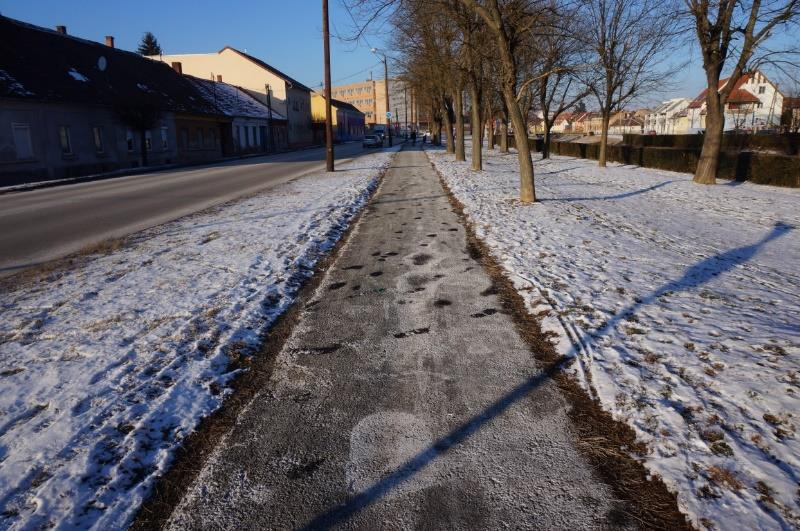 A kerékpáros haladósávok szélessége 1,00-1,00 m, azokat nem választja el terelővonal.