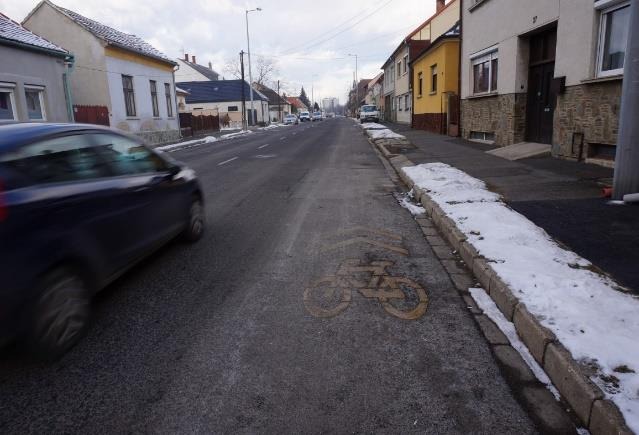 A létesítmény aszfalt burkolatú, állapota megfelelő, épített szélessége 2,75 m körüli. A gyalogés kerékpárúton felfestés nincs. A létesítmény keresztezi a 21. és a 17. vasútvonalakat.
