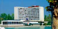 Szálláshelyek Hotel Helikon Sport-és Konferenciahotel*** 8360 Keszthely, Balaton-part 5. Telefon: 83/889-600 http://hotelhelikon.hu/ A hotel a Balaton Kongresszusi Központ és Színháztól kb.