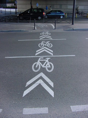 sávba. A Fóti út felé kerékpárosok indirekt balra kanyarodását felálló hellyel kell biztosítani.