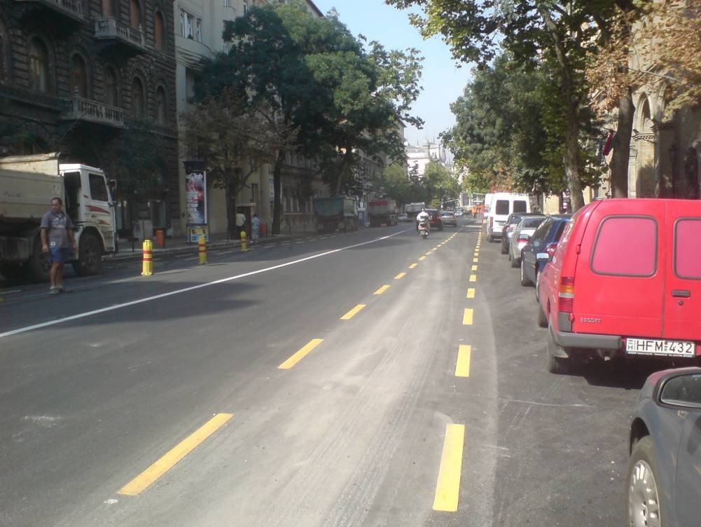 Ajánlott kerékpársáv a budapesti Alkotmány utcában Elıretolt kerékpáros felállóhely Elıretolt kerékpáros felállóhely balra bekanyarodó kerékpárosok számára (KRESZ 53/a.