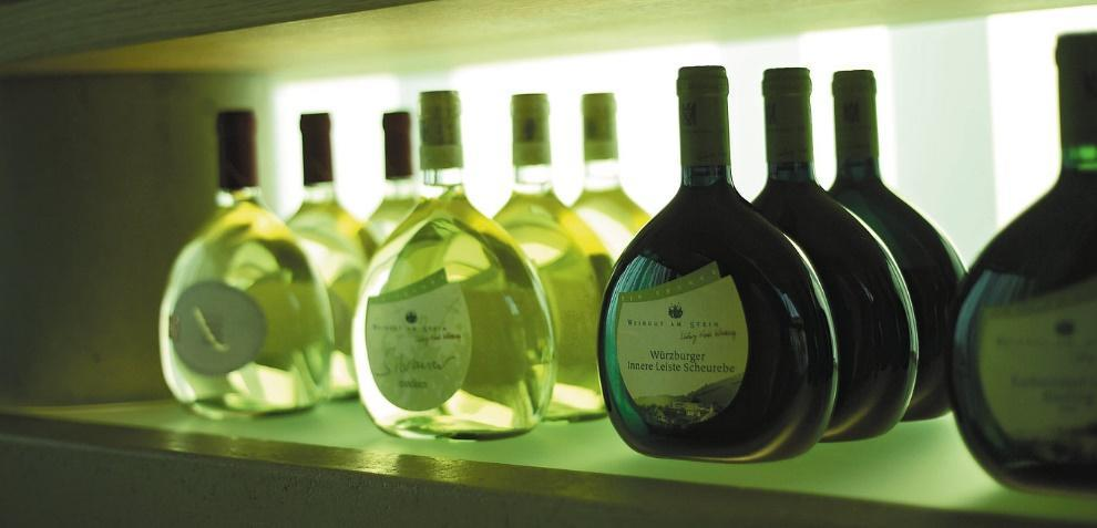 5.1. A klasszikus palack, mint marketing eszköz A Franken borvidék zászlós bora 1659 óta a Sylvaner (zöldszilváni), melyet a klasszikus, levédetett palackformában az un. Bocksbeutel - ben árusítják.