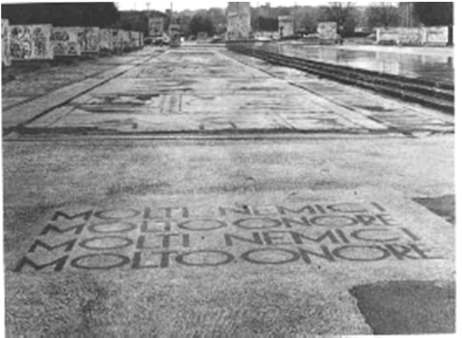 Emlékezet és identitás Identitás = azonosság; ez mindenek előtt azt jelenti, hogy az egyén azonos önmagával különböző időpillanatokban ( az vagyok, ki voltam ), és különböző társadalmi csoportokban /