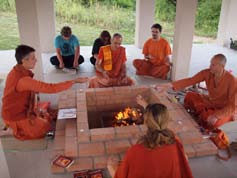 A program alkalmas azok számára, akik érdeklõdnek a jóga gyakorlatai és a jóga által kínált életmód iránt. Spirituális keresõk számára ideális elvonulási lehetõség egy tiszta és egyszerû környezetben.