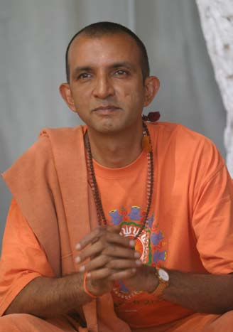 A Jóga szútrák Swami Niranjanananda Saraswati Swami Niranjanananda Saraswati A jóga három összetevõbõl áll: elméletbõl, gyakorlatból, és abból, amit megélhetsz. Az elsõ összetevõ az elmélet.
