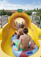 Ráadásul A rendszer figyeli a csúszdához csatlakoztatott elektromos fogyasztókat, méri a fogyasztásukat, illetve az üzemi feltételeknek megfelelően működteti azokat, ezzel optimalizálva a költségeket.